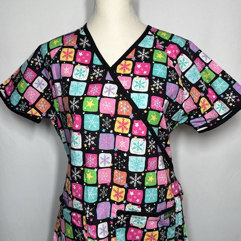 ๐3/$15 UA Scrubs Snowflake Scrub